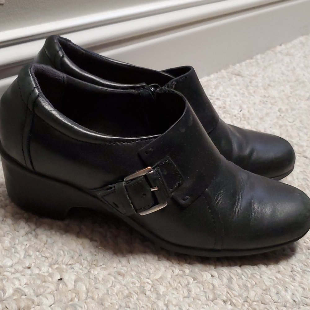 Clarks size 9 black booties